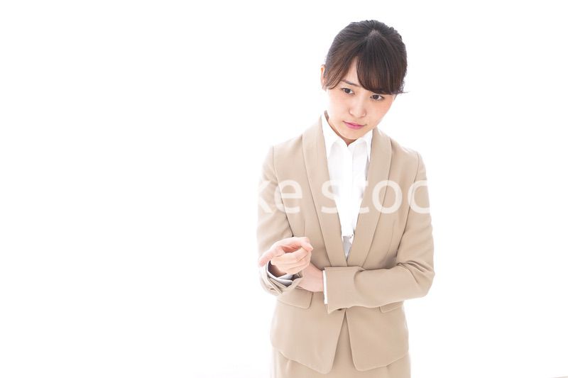 指摘をするビジネスウーマン