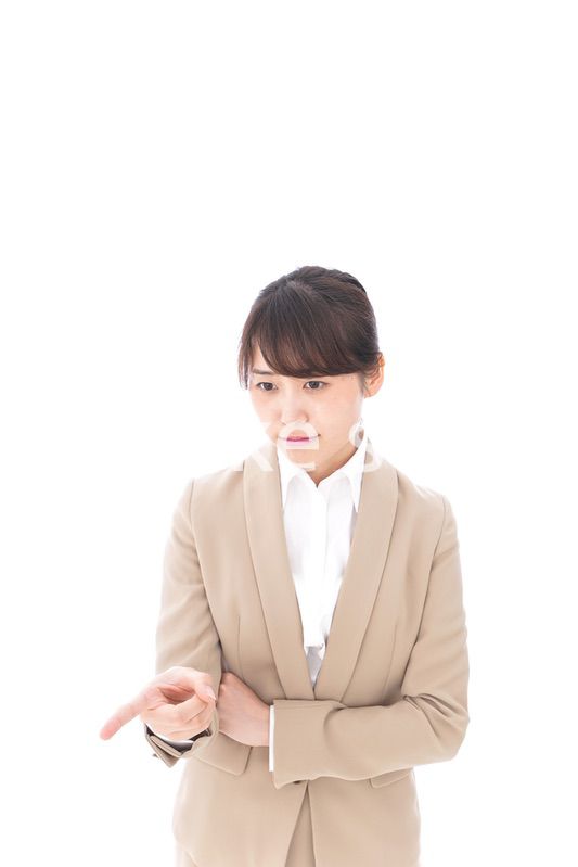 指摘をするビジネスウーマン