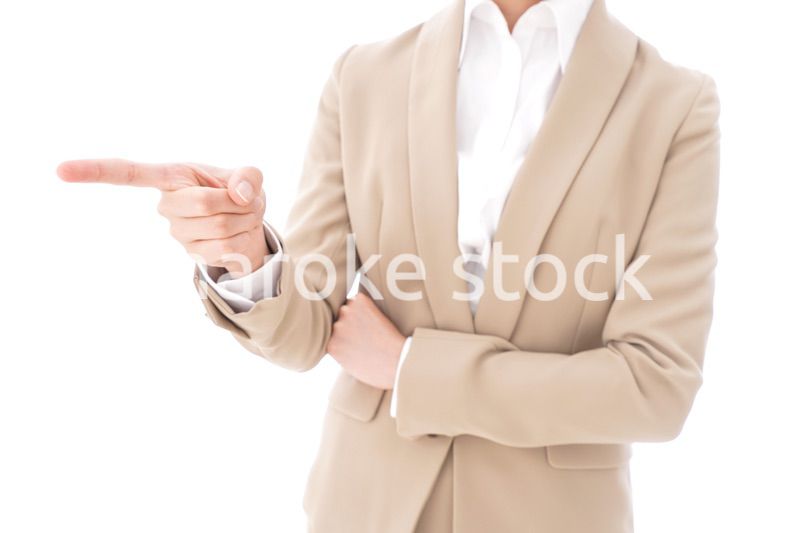 指摘をするビジネスウーマン