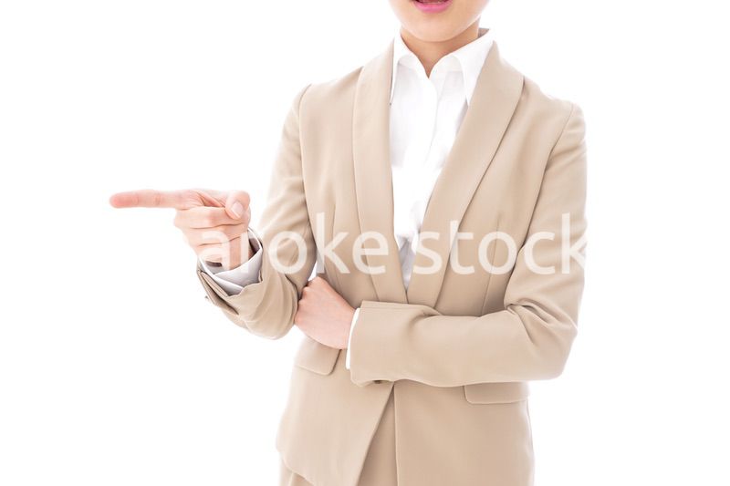 指摘をするビジネスウーマン