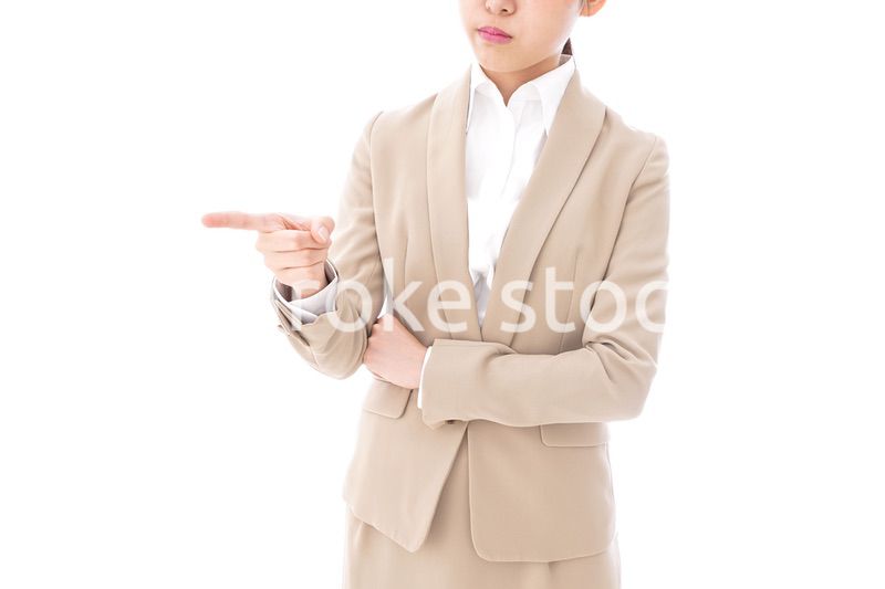 指摘をするビジネスウーマン