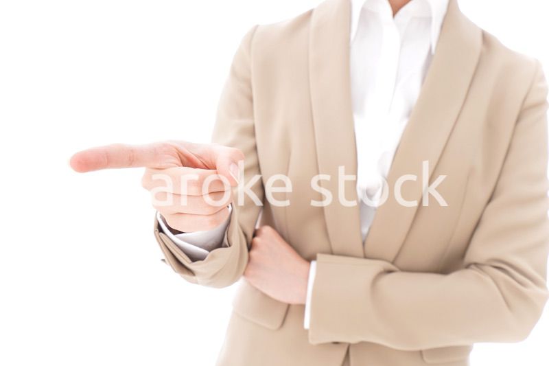 指摘をするビジネスウーマン