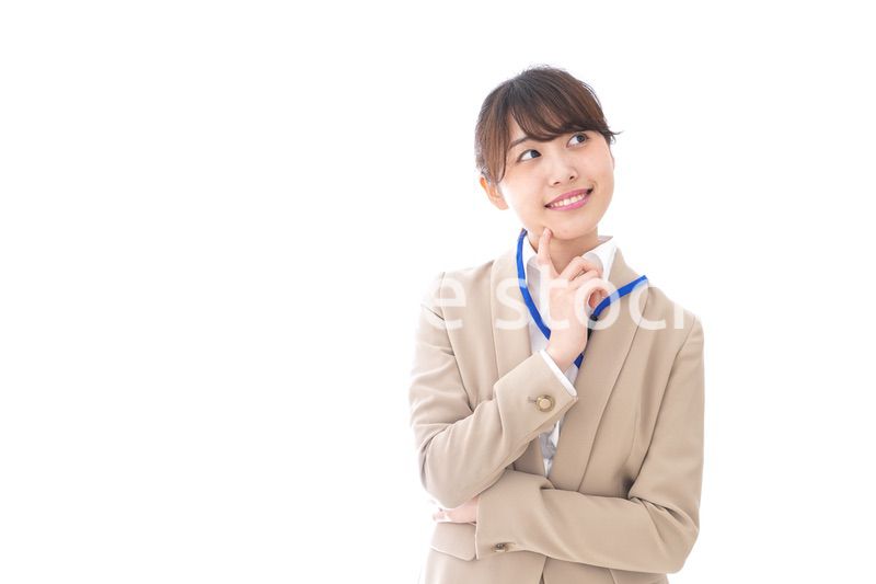 考える若いビジネスウーマン