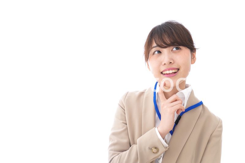 考える若いビジネスウーマン