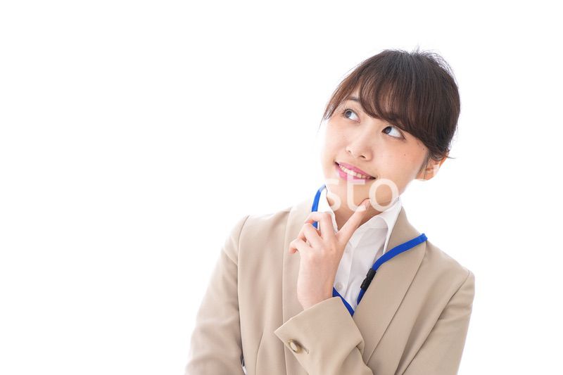 考える若いビジネスウーマン