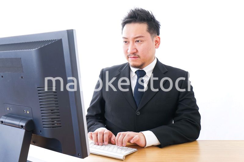 メールチェックをするビジネスマン