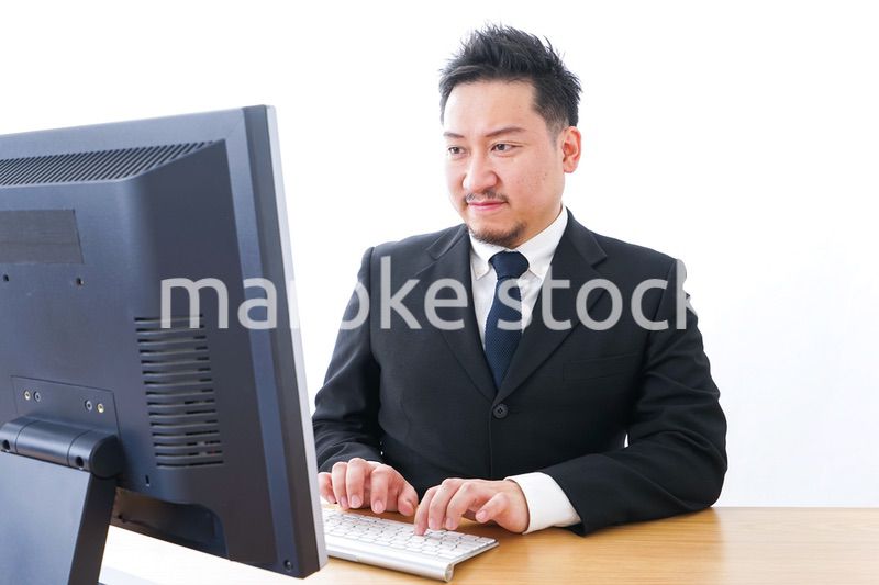 デスクワークをするビジネスパーソン