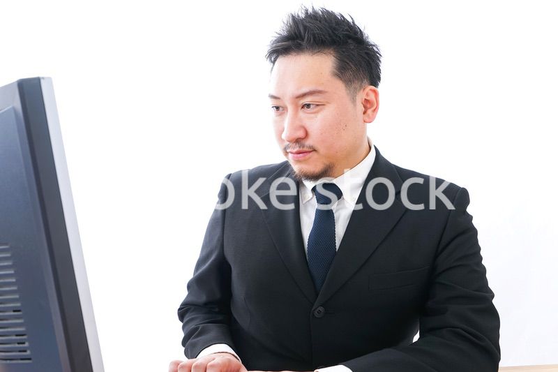 メールチェックをするビジネスマン