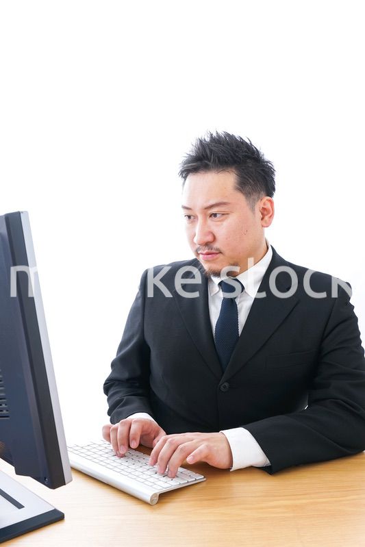 デスクワークをするビジネスパーソン