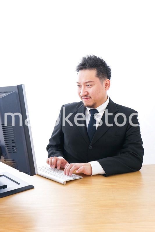 デスクワークをするビジネスパーソン