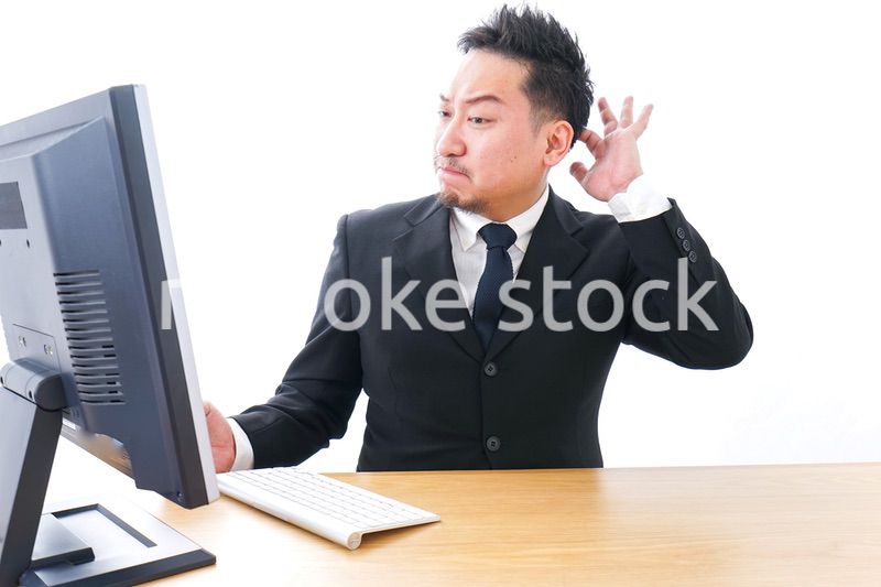 パソコンの前で憤慨するビジネスマン