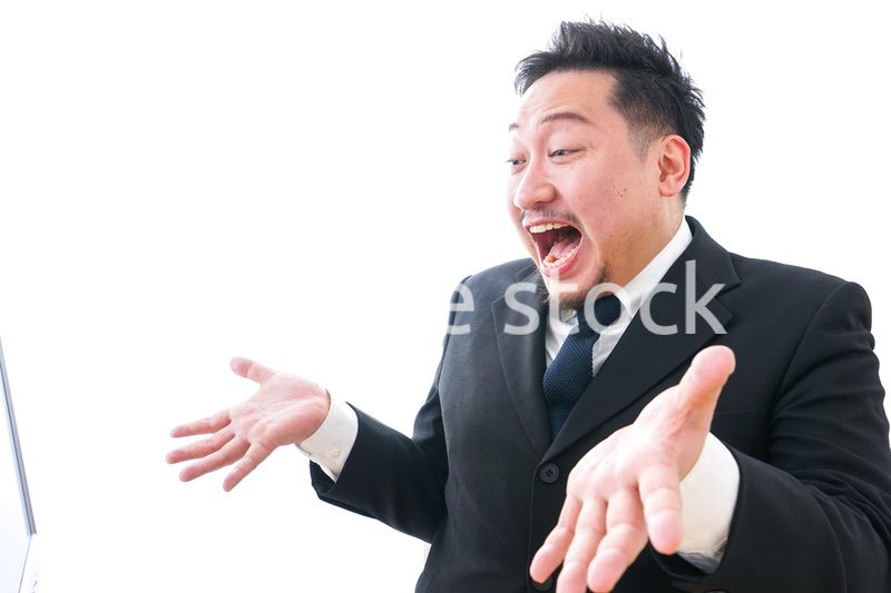 パソコンの前で憤慨するビジネスマン