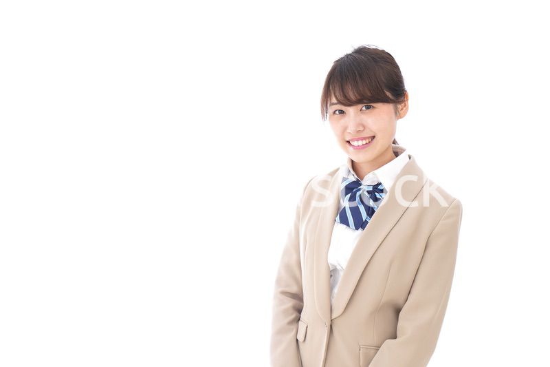 制服を着た笑顔の学生