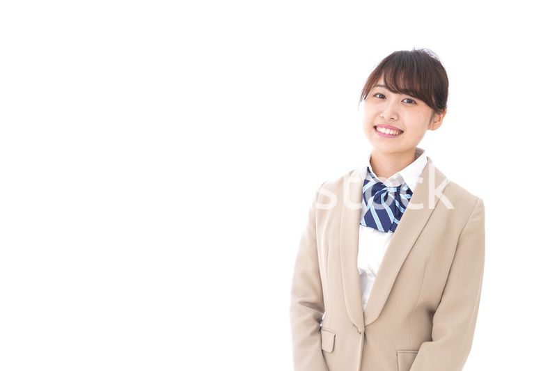 制服を着た笑顔の学生