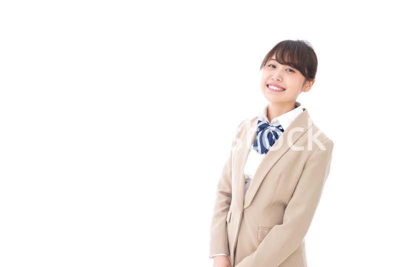 制服を着た笑顔の学生