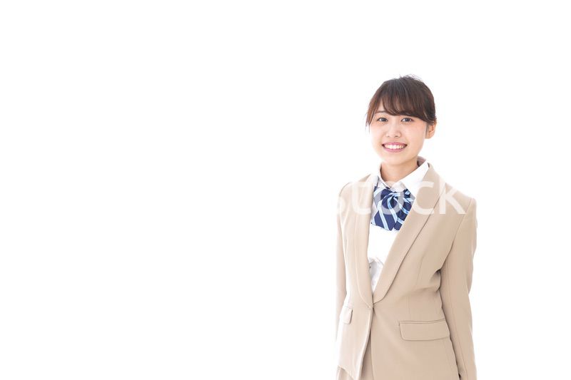 制服を着た笑顔の学生