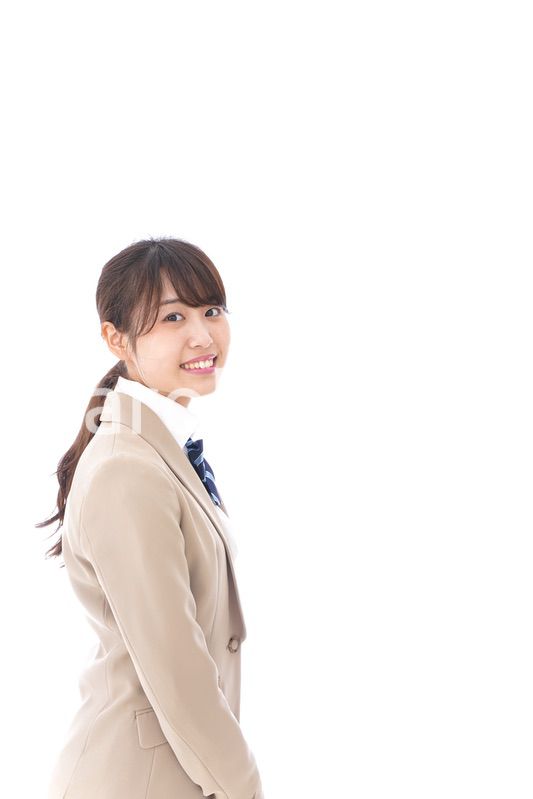 制服を着た笑顔の学生