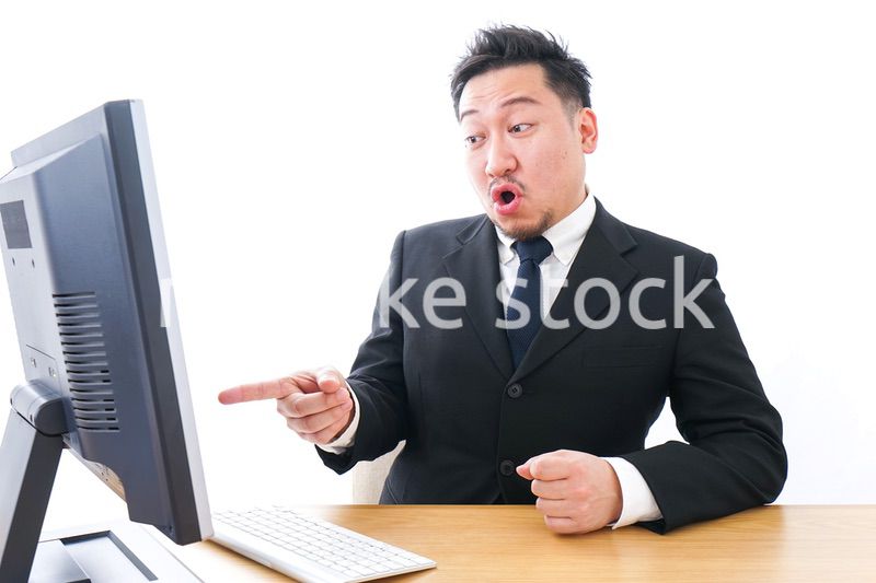 パソコンの前で憤慨するビジネスマン