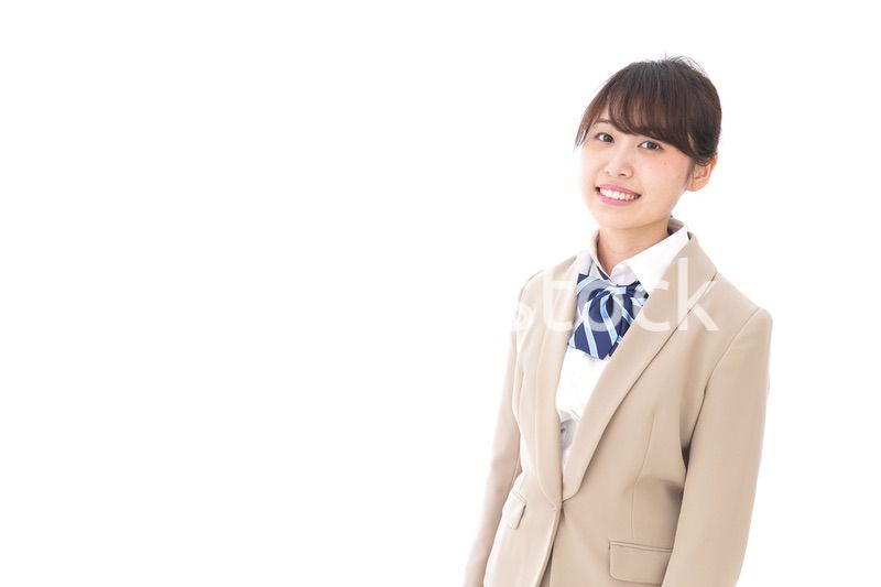 制服を着た笑顔の学生