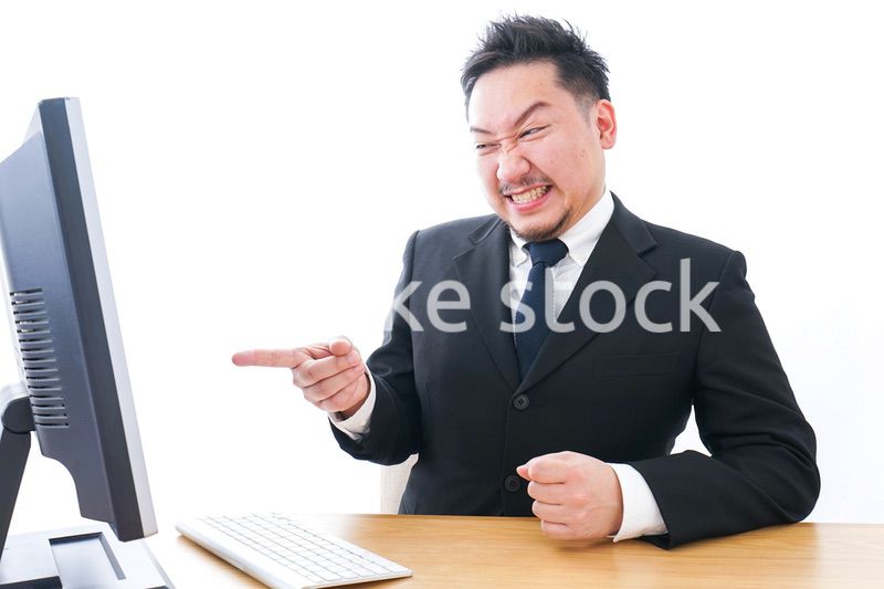 怒るビジネスパーソン