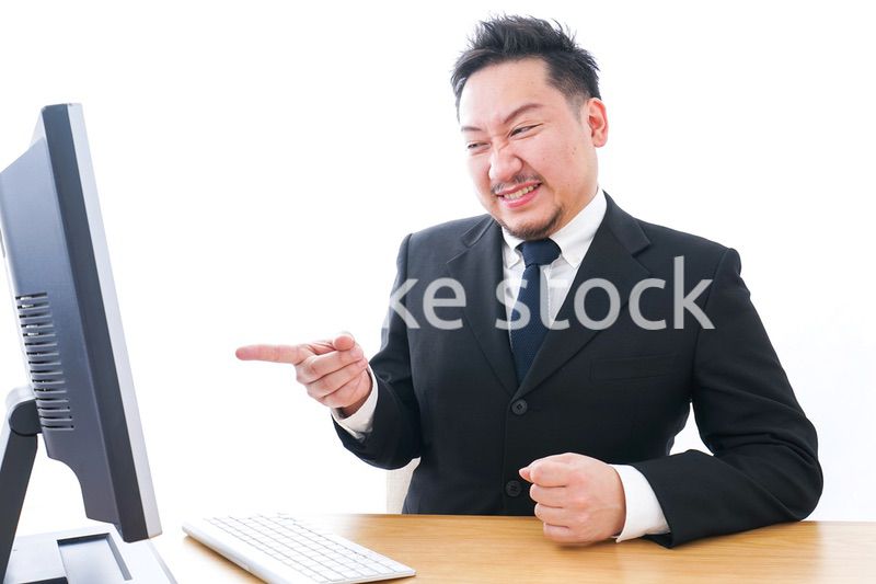 怒るビジネスパーソン