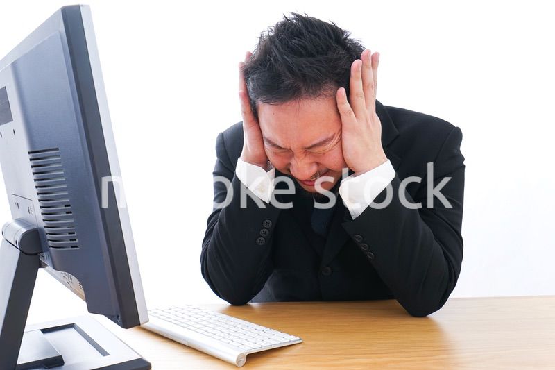 怒るビジネスパーソン