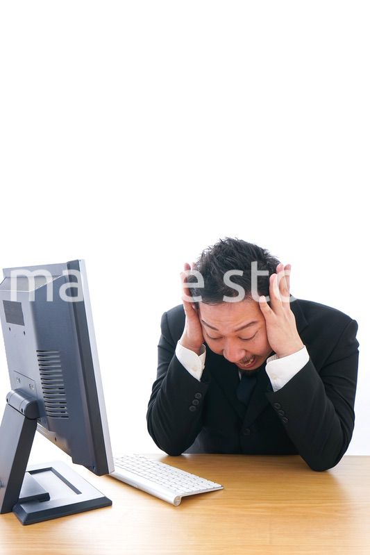 パソコンの前で憤慨するビジネスマン