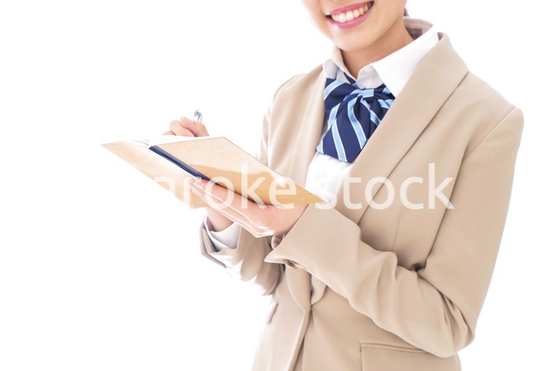 ノートを取る学生