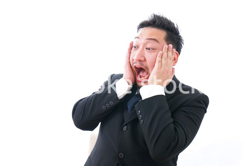 パソコンの前で憤慨するビジネスマン