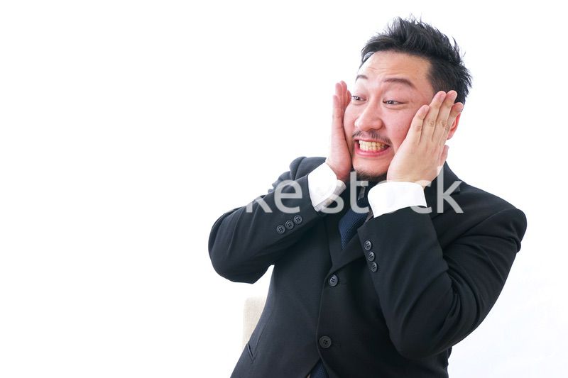 パソコンを見て驚くビジネスマン