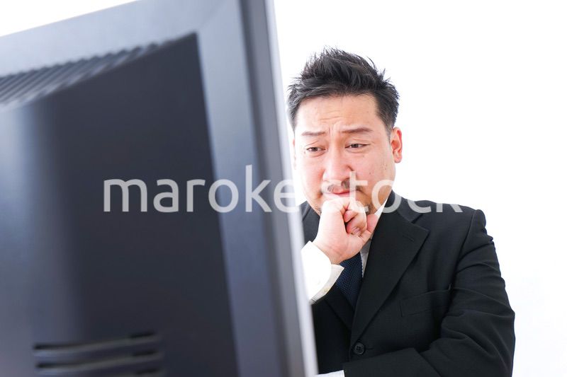 パソコンの前で憤慨するビジネスマン