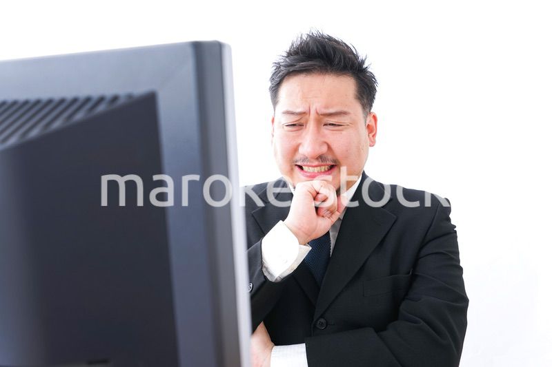 パソコンの前で憤慨するビジネスマン