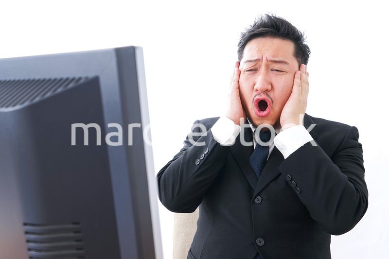 パソコンの前で憤慨するビジネスマン