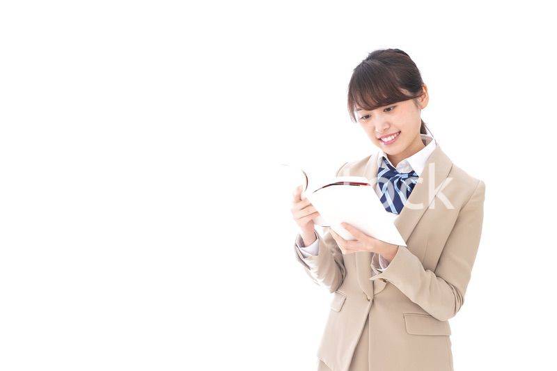 読書をする制服姿の学生