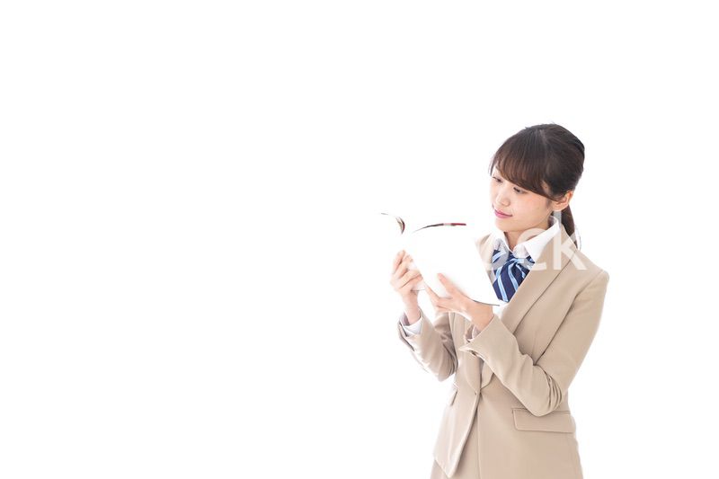 読書をする制服姿の学生