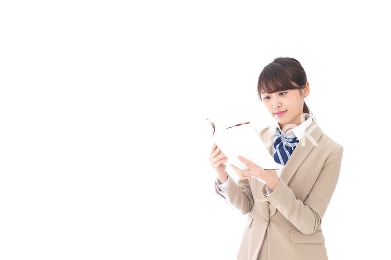 読書をする制服姿の学生