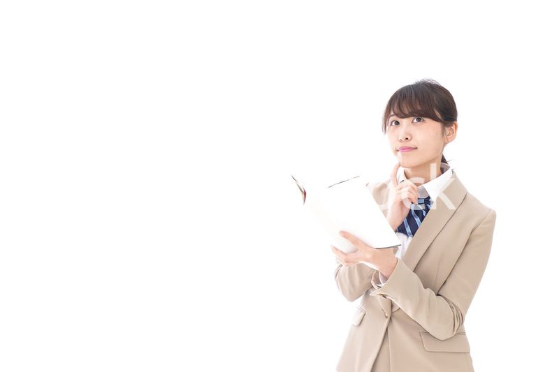 読書をする制服姿の学生