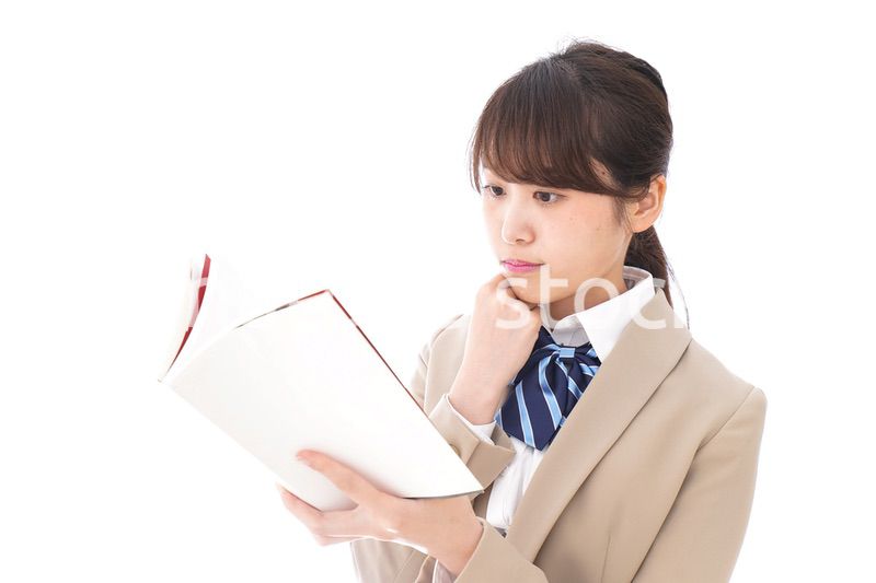 読書をする制服姿の学生