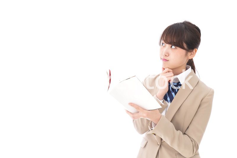 読書をする制服姿の学生