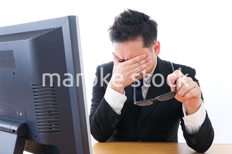 疲労を感じるビジネスパーソン