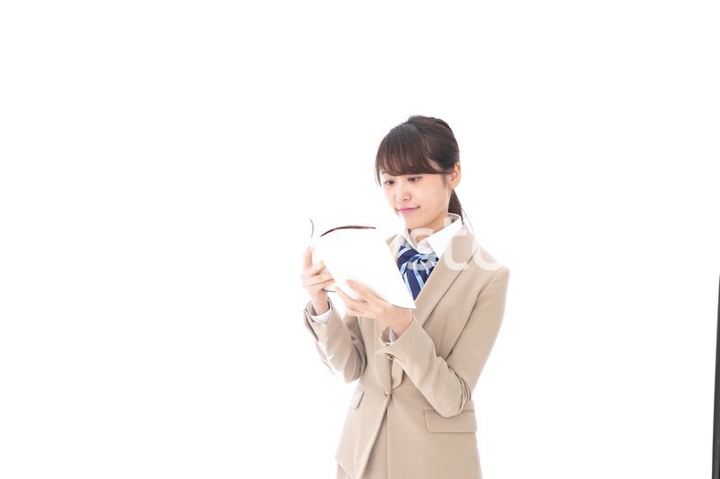 読書をする制服姿の学生