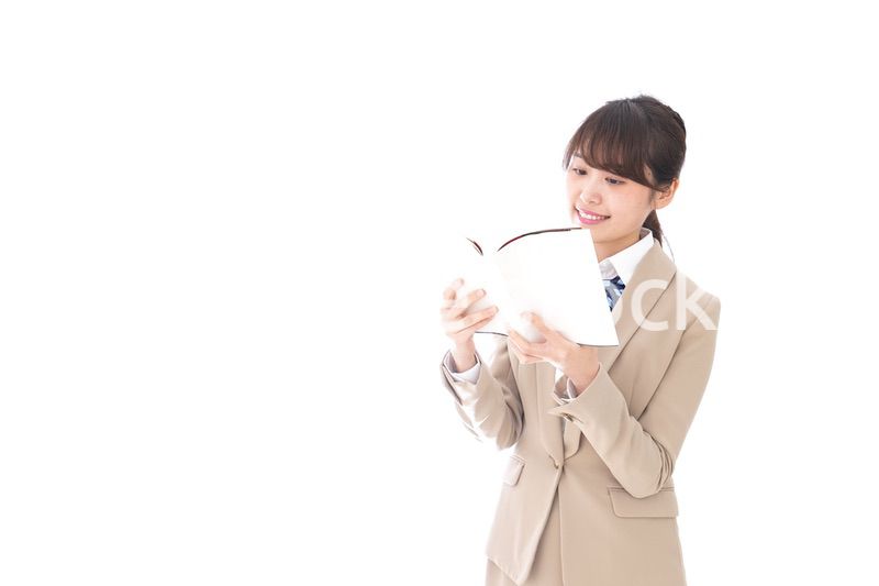 読書をする制服姿の学生