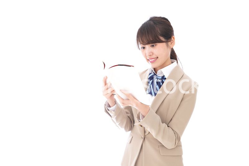 読書をする制服姿の学生