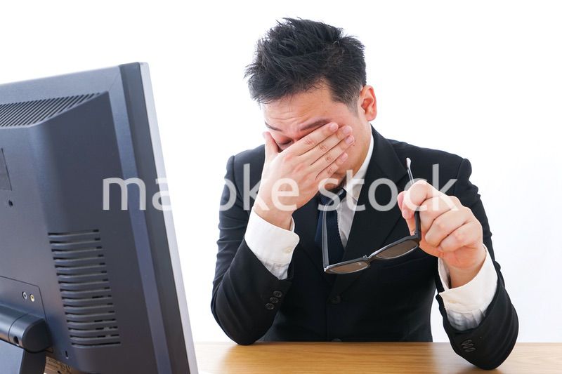 疲労を感じるビジネスパーソン