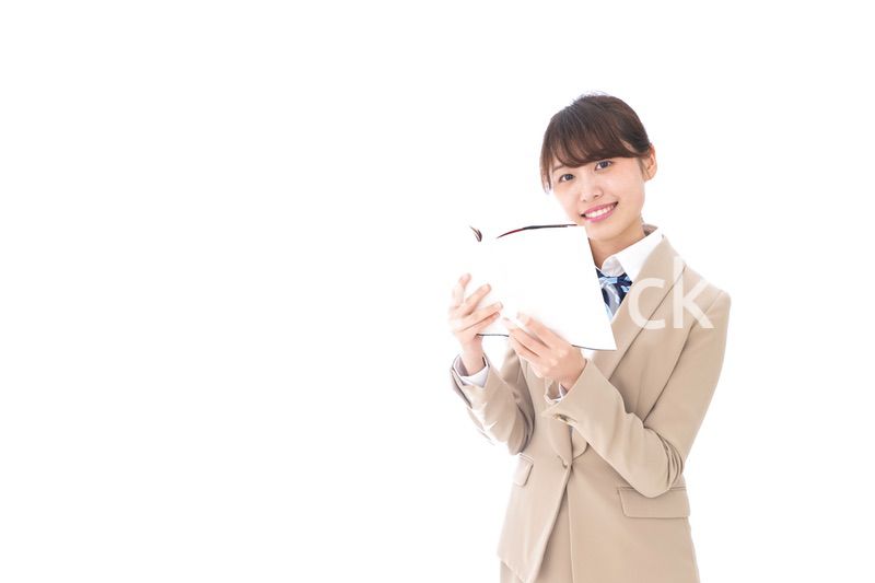 読書をする制服姿の学生