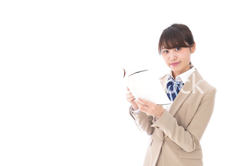 読書をする制服姿の学生