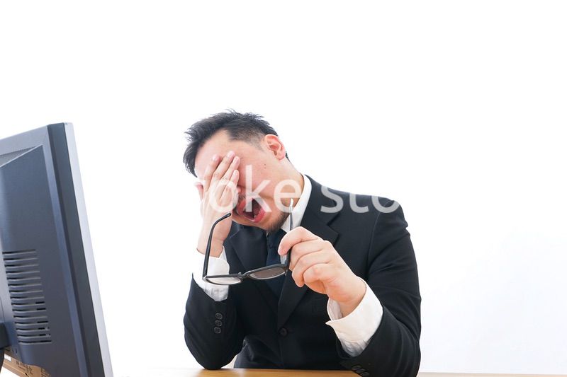 疲労を感じるビジネスパーソン