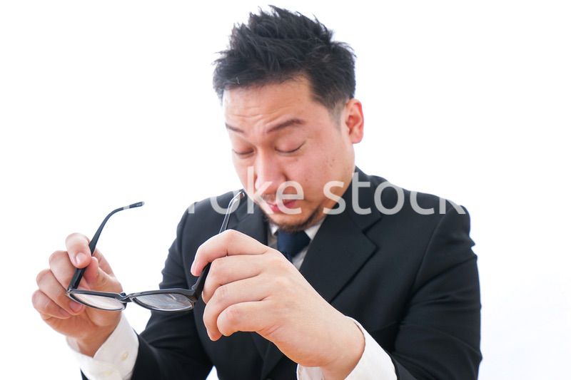 疲労を感じるビジネスパーソン