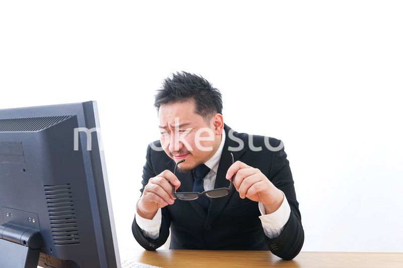 疲労を感じるビジネスパーソン