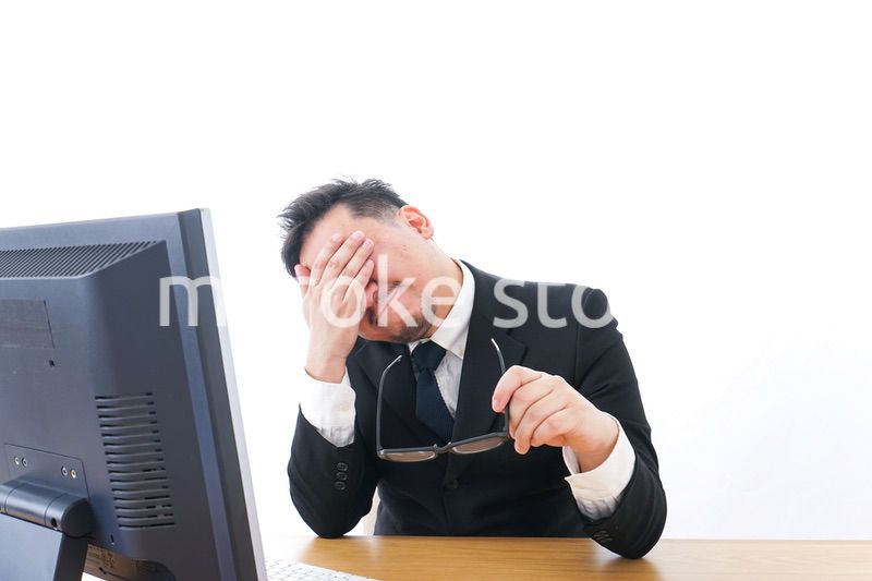 疲労を感じるビジネスパーソン